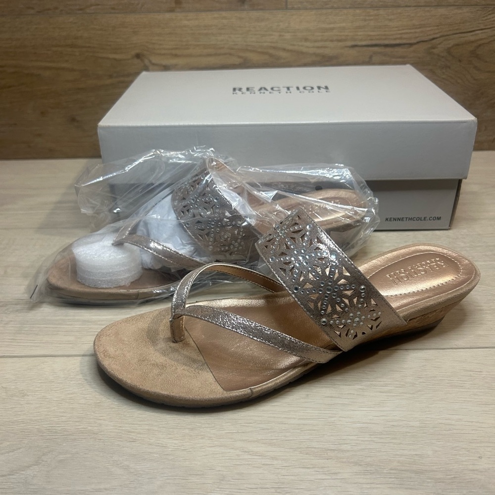 Kenneth Cole Reaction Great Chime Rose Gold Womens Wedge Thong Sandals Size 8.5